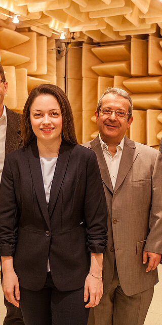 (von links) Dipl.-Ing. (TU) Andreas Weigand, Continental; Anna Rieger; Dipl.-Ing. (FH) Rainer Weber, Continental; Prof. Dr. Hans-Peter Rabl, OTH Regensburg. Foto: Attila Henning
