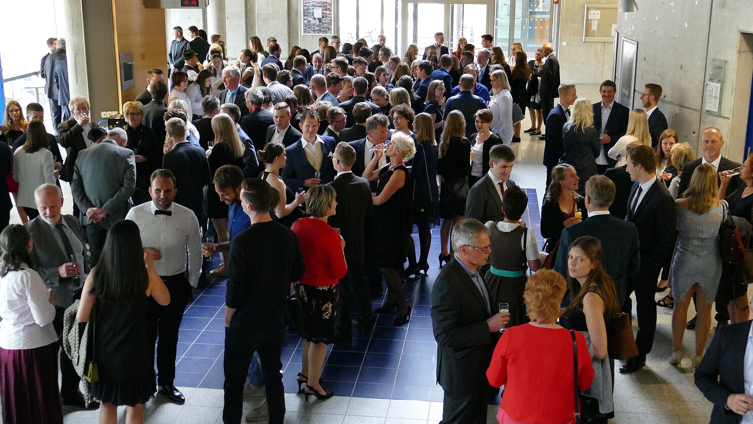 Neben der feierlichen Verabschiedung blieb zudem viel Raum, den Abschluss gebührend mit Familie, Freundinnen und Freunden, Professorinnen und Professoren und anderen Gästen zu feiern. 