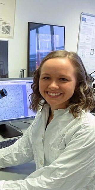 Jessica Kloiber bei ihrer Forschung im Labor Biomaterialien