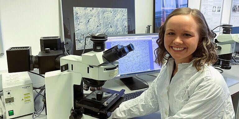 Jessica Kloiber bei ihrer Forschung im Labor Biomaterialien