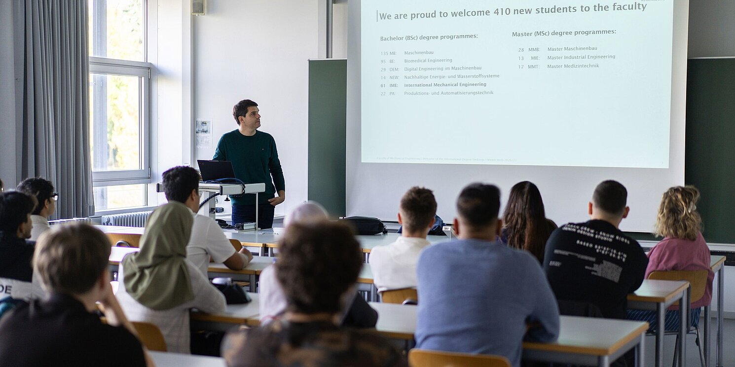 Später erhielten die Studierenden Detailinformationen rund um ihren Studiengang (im Bild: IME). Foto: OTH Regensburg / Andreas Kilian