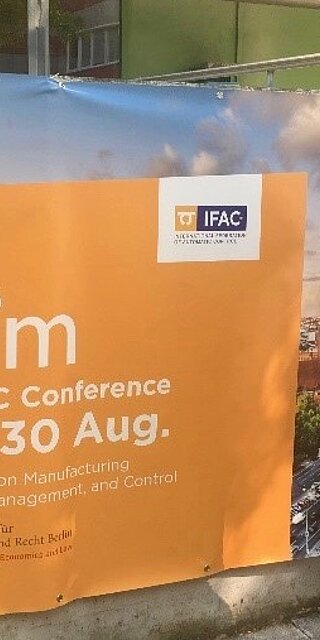 Von links: Dr. Eva Klenk von SALT Solutions AG und Prof. Stefan Galka von der OTH Regensburg auf der „9. IFAC Conference on Manufacturing Modelling, Management and Control“ (MIM) in Berlin.