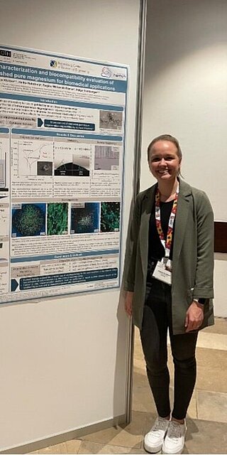 Jessica Kloiber mit ihrem Posterbeitrag auf der 16. Biometal Konferenz 2024 in Krakau