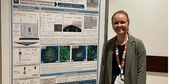Jessica Kloiber mit ihrem Posterbeitrag auf der 16. Biometal Konferenz 2024 in Krakau
