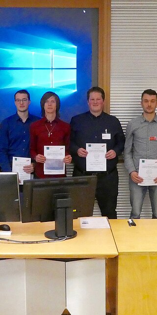 Die studentischen Siegerteams von der OTH Regensburg, Fakultät Maschinenbau, mit Vertretern der Firma Dehn SE + Co KG. Von links: Roland Schwab (Dehn), das Team H3 mit Alexander Forster, Daniel Reil, Matthias Hotter, das Team S1 mit Johannes Geiger, Alexander Steibl, Philipp Vögerl, das Team S4 mit Benjamin Fluhrer, Matthias Heilmaier, Ludwig Neubauer sowie Peter Weigl (Dehn).