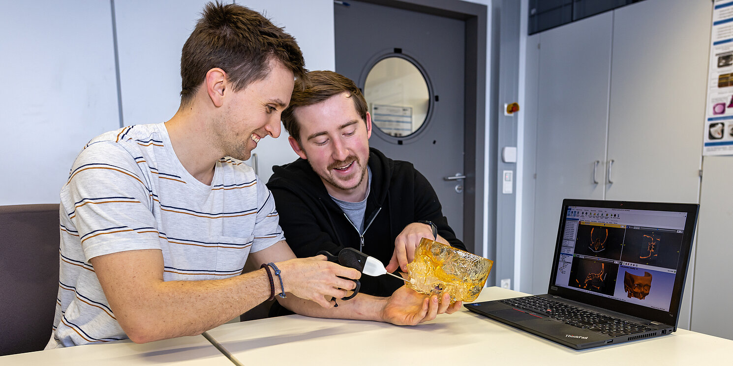 Symbolfoto: OTH Regensburg/Andreas Ellermeier Zwei Studenten im Labor Medizinprodukte bei der Arbeit an einem medizinischen Produkt