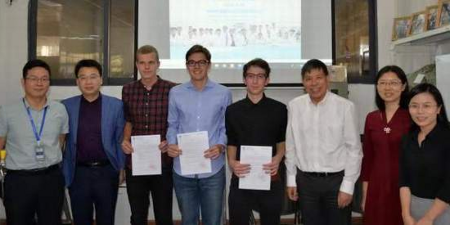 Studenten der OTH Regensburg bei Abschluss Präsentation der Bachelor- und Masterarbeiten an der SZTU. 
