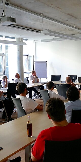 Dipl.-Ing. Univ. Christian Finkbeiner von der AIRBUS Helicopters Deutschland GmbH bei seinem Vortrag im Juli 2019 auf dem 14. Technik-Kolloquium an der OTH Regensburg.