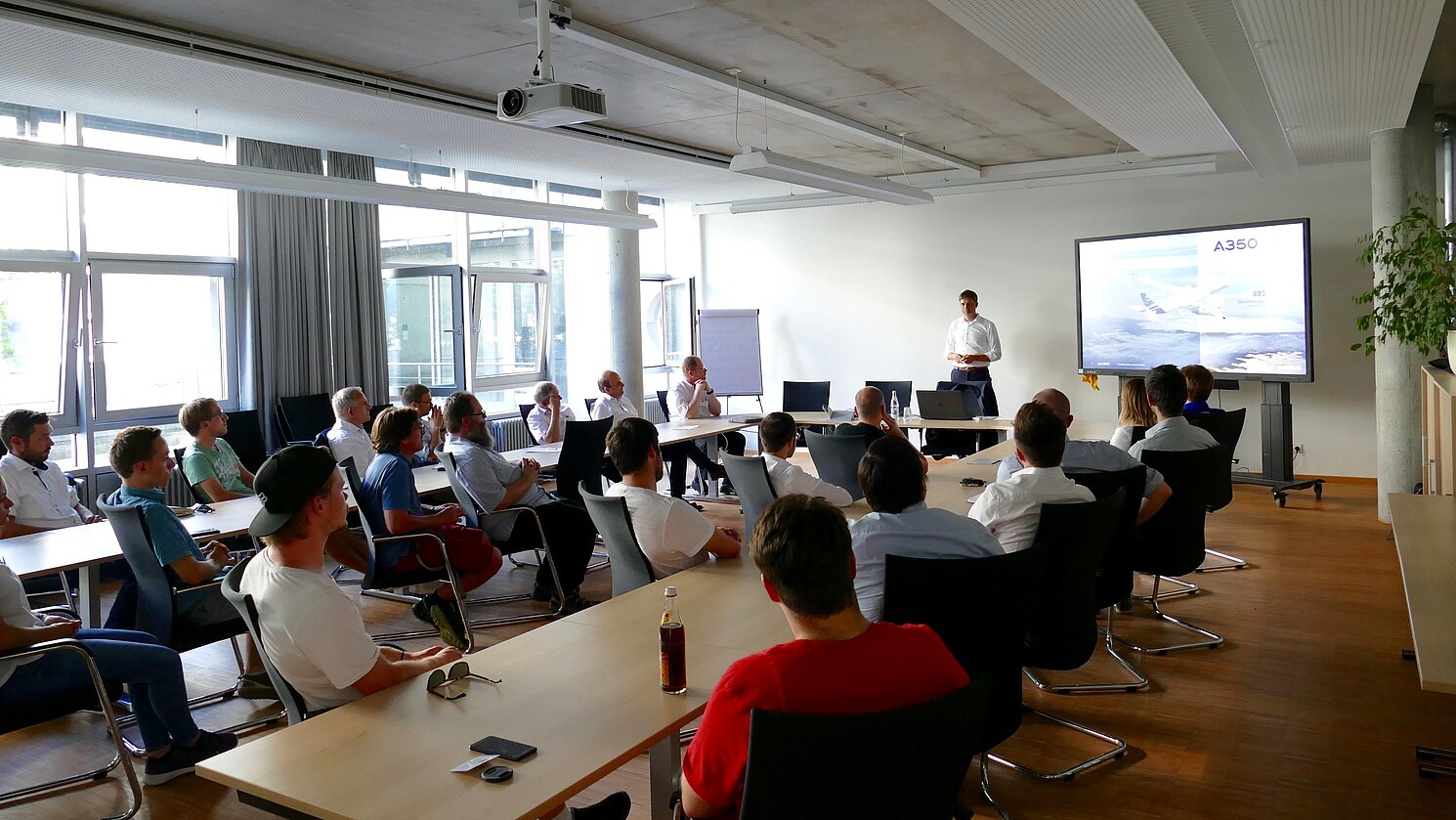 Dipl.-Ing. Univ. Christian Finkbeiner von der AIRBUS Helicopters Deutschland GmbH bei seinem Vortrag im Juli 2019 auf dem 14. Technik-Kolloquium an der OTH Regensburg.