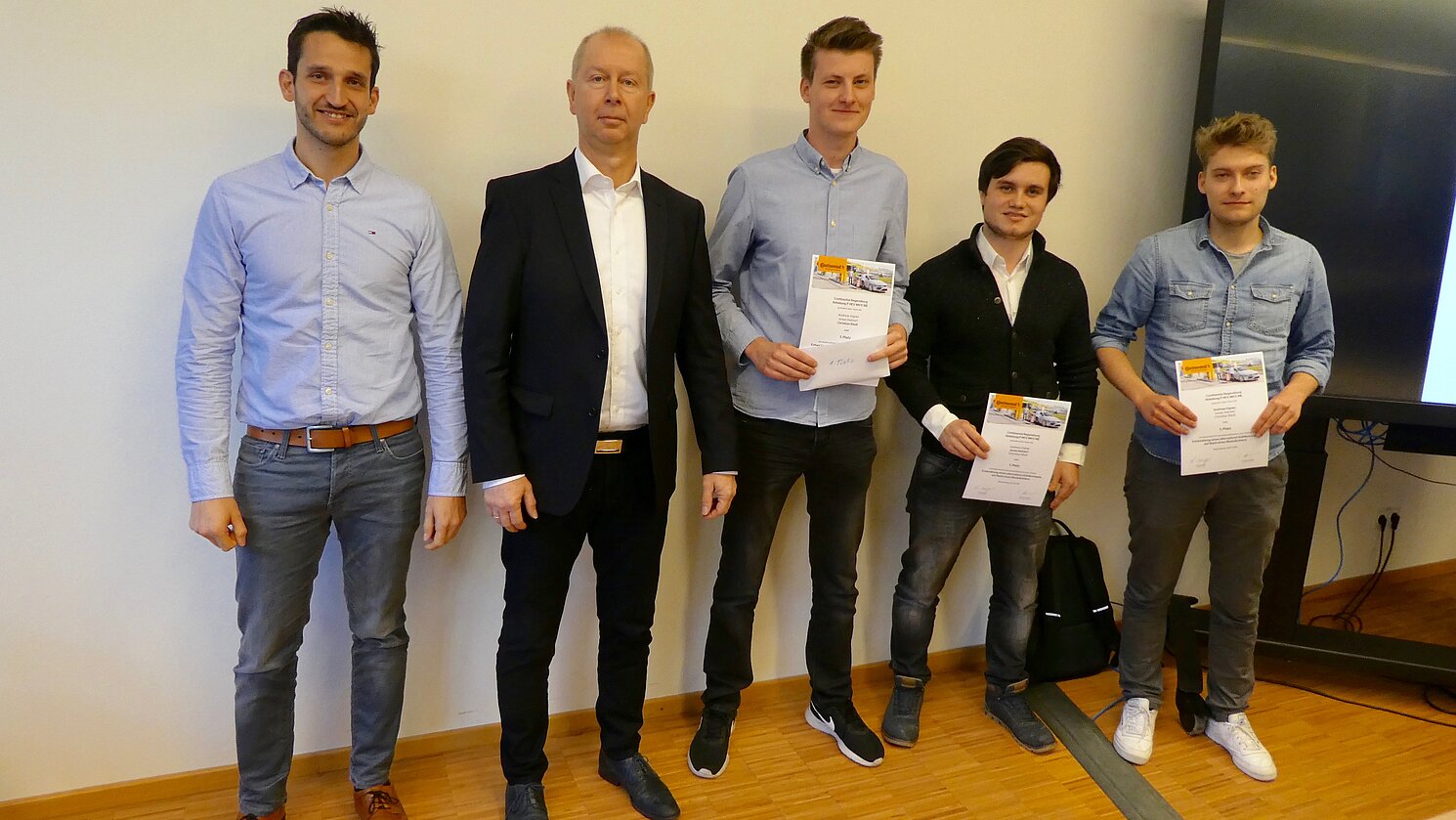 Von links: Thomas Amann und Frank Meyer von der Continental Automotive GmbH und die Studierenden Christian Riedl, Jonas Haimerl und Andreas Eigner, die mit ihrem Ansatz den ersten Platz errungen hatten.