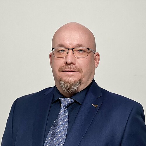 Ein Professor der Fakultät Maschinenbau vor weißem Hintergrund