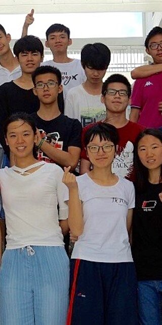 Der Regensburger Werkstattleiter im Bereich Verfahrenstechnik Brauprozess Siegfried Schrammel (ganz links) mit Studierenden von der Partneruniversität Shenzhen Technology University (SZTU) in China.