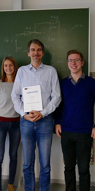 Der Preisträger 2018 Prof. Dr.-Ing. Thomas Schlegl (4. von links) bei der Verleihung des "Preises für gute Lehre" zusammen mit Prof. Dr. Ulrich Briem (1. von links), Prof. Dr. Fredrik Borchsenius (2. von links) und der Studierendenvertretung.