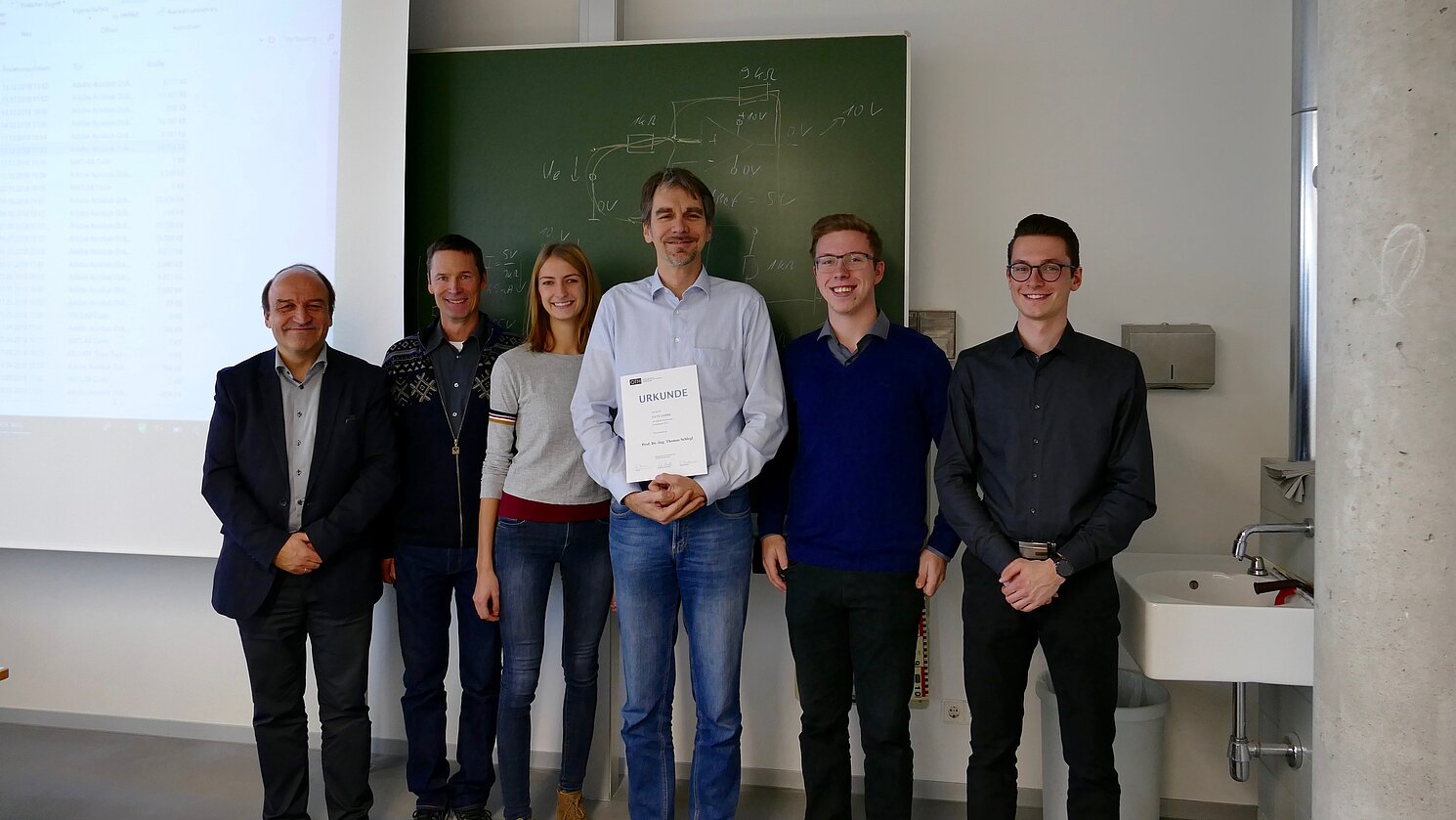 Der Preisträger 2018 Prof. Dr.-Ing. Thomas Schlegl (4. von links) bei der Verleihung des "Preises für gute Lehre" zusammen mit Prof. Dr. Ulrich Briem (1. von links), Prof. Dr. Fredrik Borchsenius (2. von links) und der Studierendenvertretung.