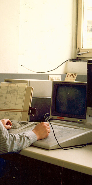 1985: Franz Obermeier am 2D-CAD-System HP-Draft. Foto: Christa Feldhordt