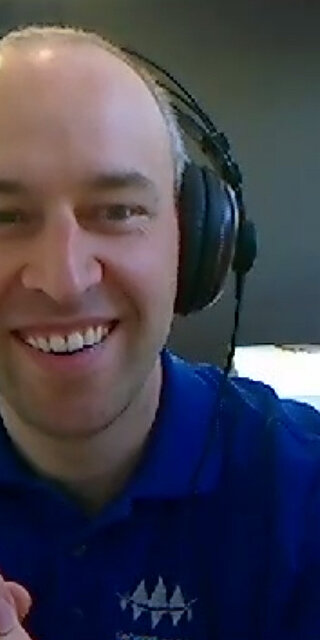 In seinem Gastvortrag stellte Dr. Andreas Detterbeck (links) den Teilnehmenden, darunter auch Prof. Dr. Tobias Laumer (rechts oben) sowie der wissenschaftliche Mitarbeiter Max Raths (rechts unten), den Einsatz von additiver Fertigung in der Kieferorthopädie vor.