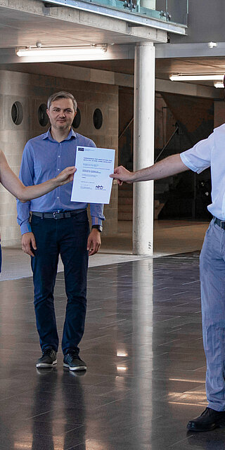 Die Preisträger*innen des Förderpreises für Innovation und Qualität in der Lehre Dr. Doris Augustin und Prof. Dr. Jürgen Frikel mit Prof. Dr. Ralph Schneider, Vizepräsident für Studium und Lehre, bei der Urkundenübergabe.