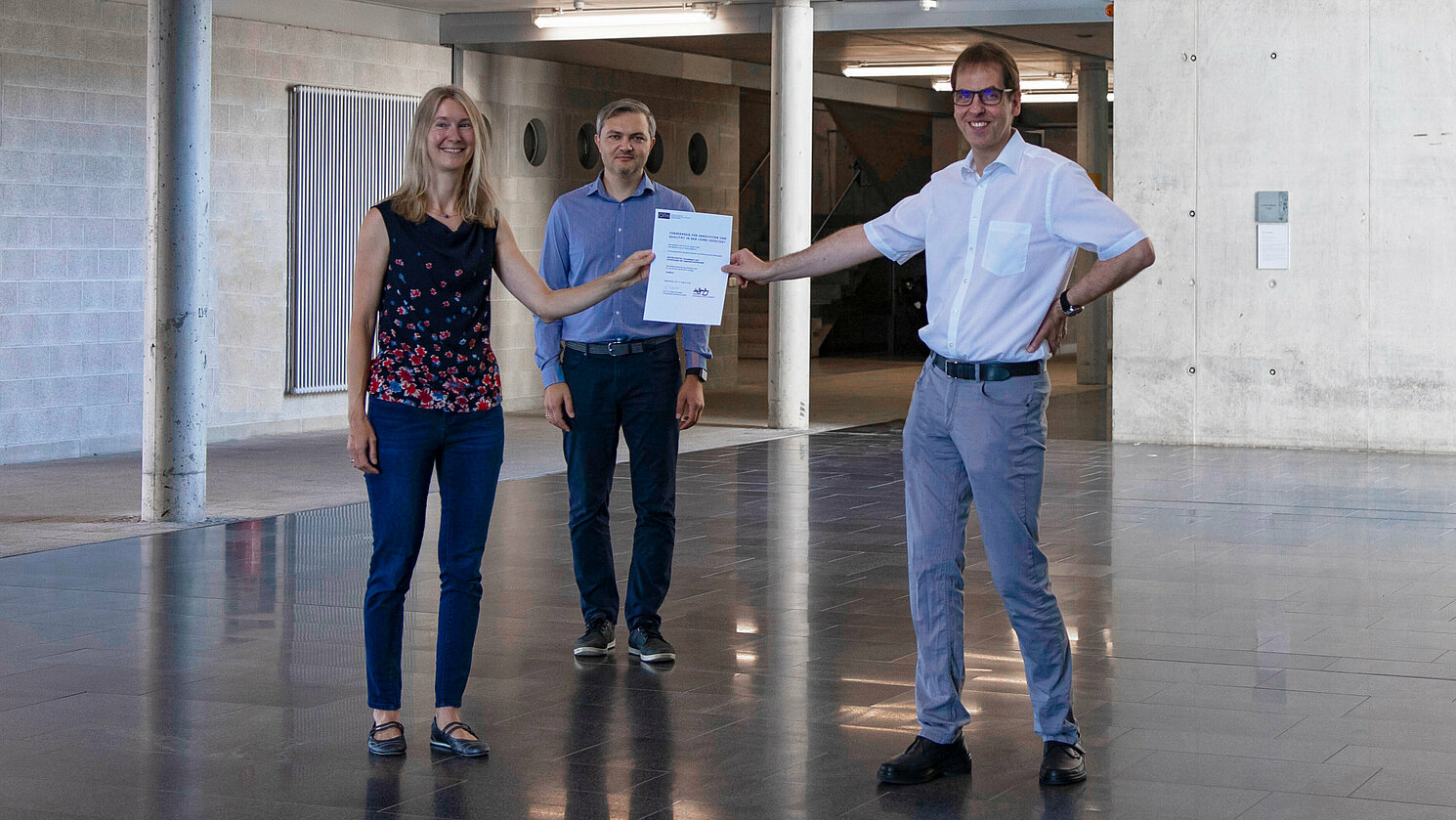 Die Preisträger*innen des Förderpreises für Innovation und Qualität in der Lehre Dr. Doris Augustin und Prof. Dr. Jürgen Frikel mit Prof. Dr. Ralph Schneider, Vizepräsident für Studium und Lehre, bei der Urkundenübergabe.