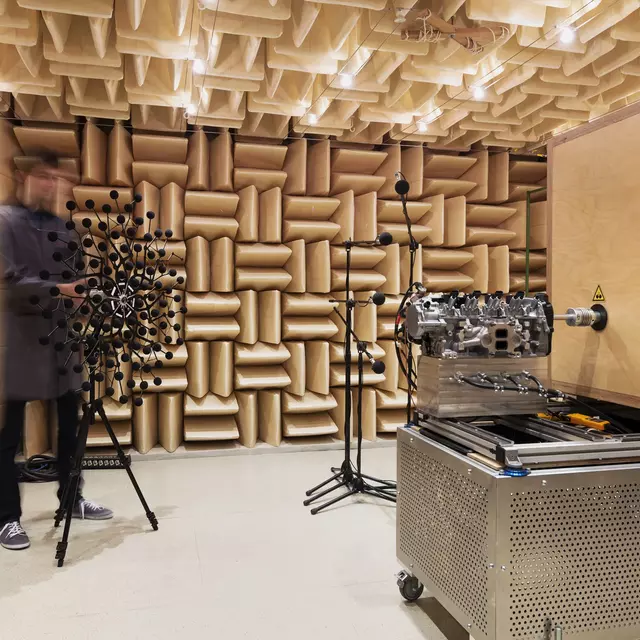 Ein Labormitarbeiter baut im Akustiklabor der Fakultät M einen Versuch auf.