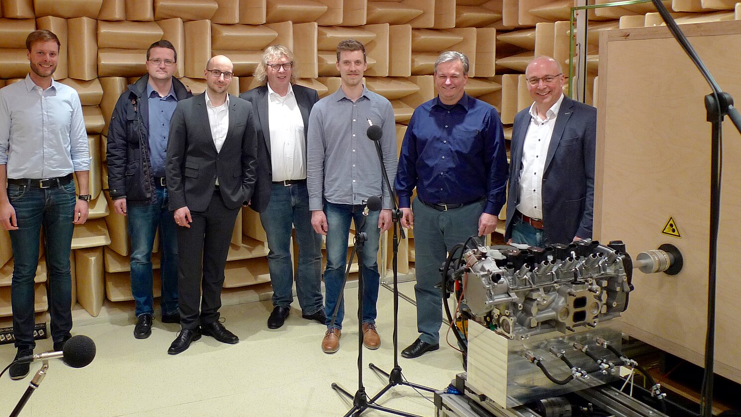 Von links: Christian Mühlbauer, M.Sc., Dr.-Ing. Tommy Luft, Sebastian Schneider, M.Sc., Prof. Dr.-Ing. Hermann Rottengruber sowie Christopher Sittl, M.Sc., Prof. Dr.-Ing. Marcus Wagner und Prof. Dr.-Ing. Hans-Peter Rabl.