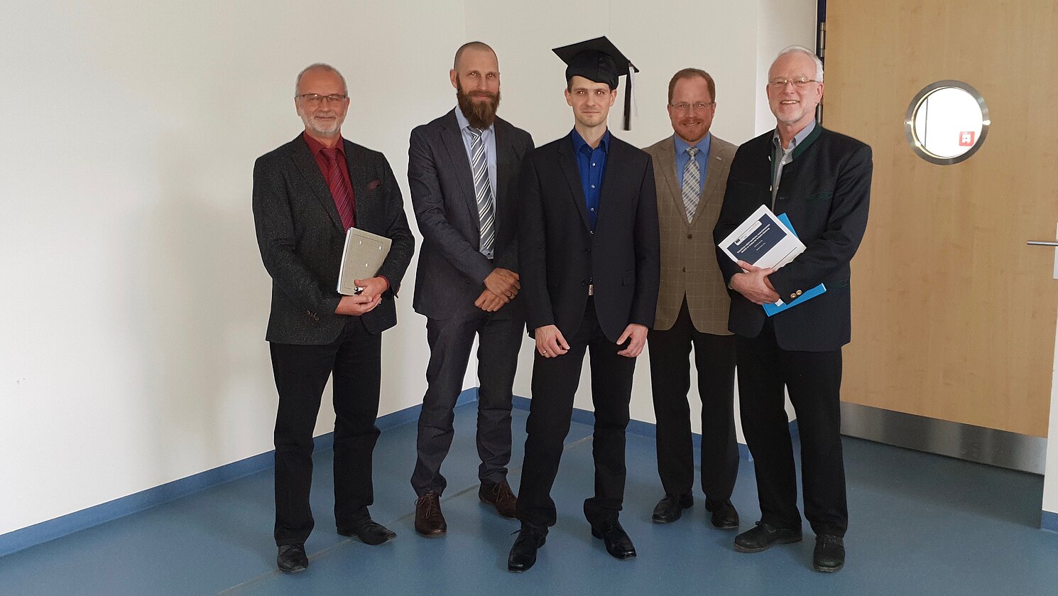 Von links: Univ.-Prof. Dr.-Ing. habil. Michael Brünig (Promotionsausschuss), Prof. Dr.-Ing. Sebastian Dendorfer (Betreuer), Michael Putzer, Prof. Dr. Ingo Ehrlich (Erstgutachter, Betreuer), Univ.-Prof. Dr.-Ing. habil. Norbert Gebekken (Zweitgutachter).