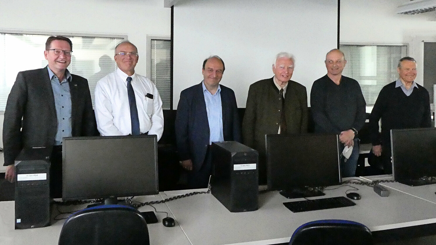 Verabschiedeten Franz Obermeier (2.v.re.):  Thomas Schaeffer, Ulf Kurella, Ulrich Briem, Präsident a. D. Erich Kohnhäuser und Hubert Scheitenberger (v. l. n. r.). Foto: Yannick Vogl