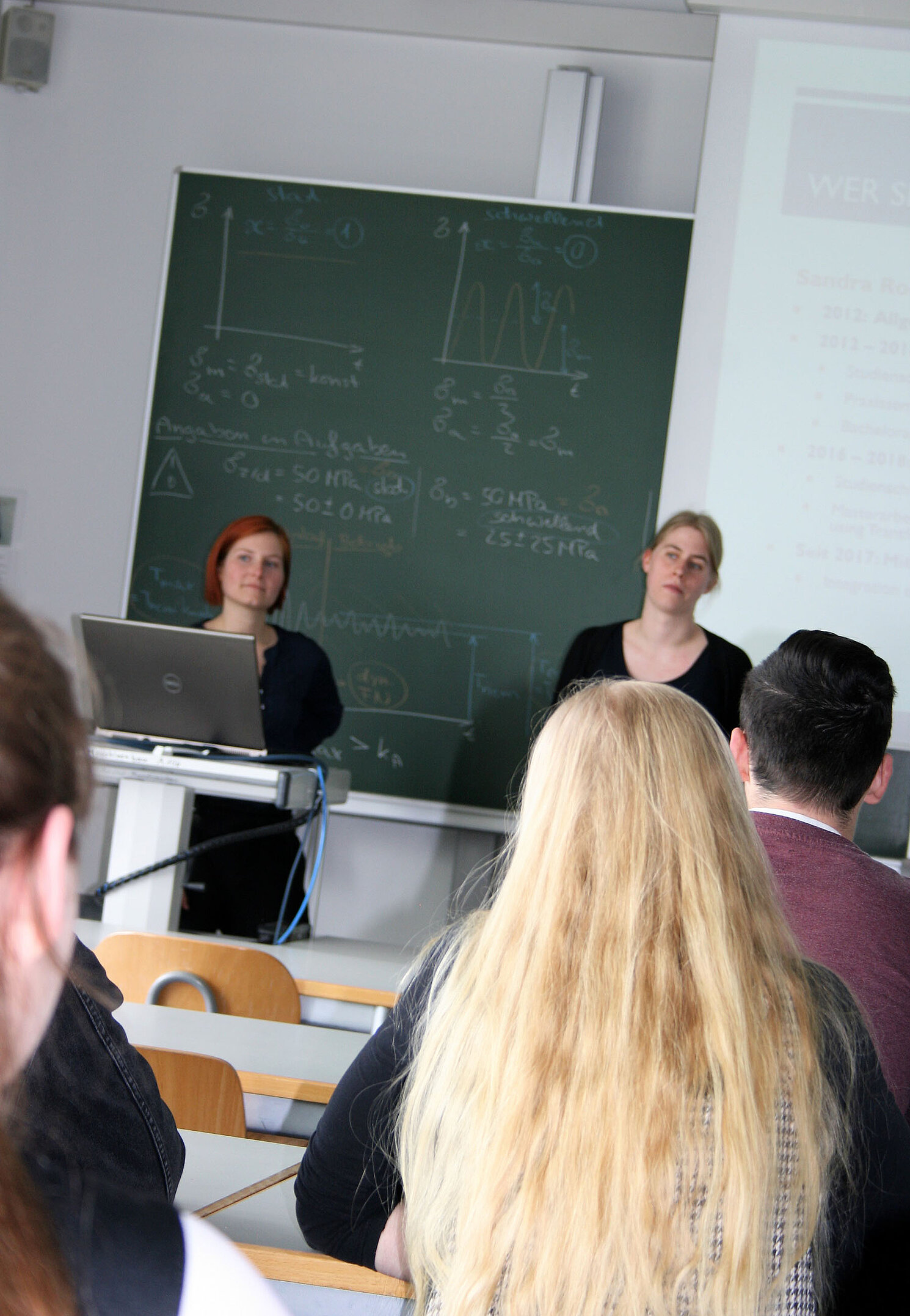 Von links: Die Alumni-Vertreterinnen Carolin Renner und Sandra Rochholz beantworten gerne die Fragen rund um das Studium an der OTH Regensburg.