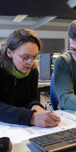 Prof. Dr. Ulrike Phleps von der Fakultät Maschinenbau geht im Modul „Konstruktion/CAD“ die Entwürfe der Studierenden einzeln mit ihnen durch.