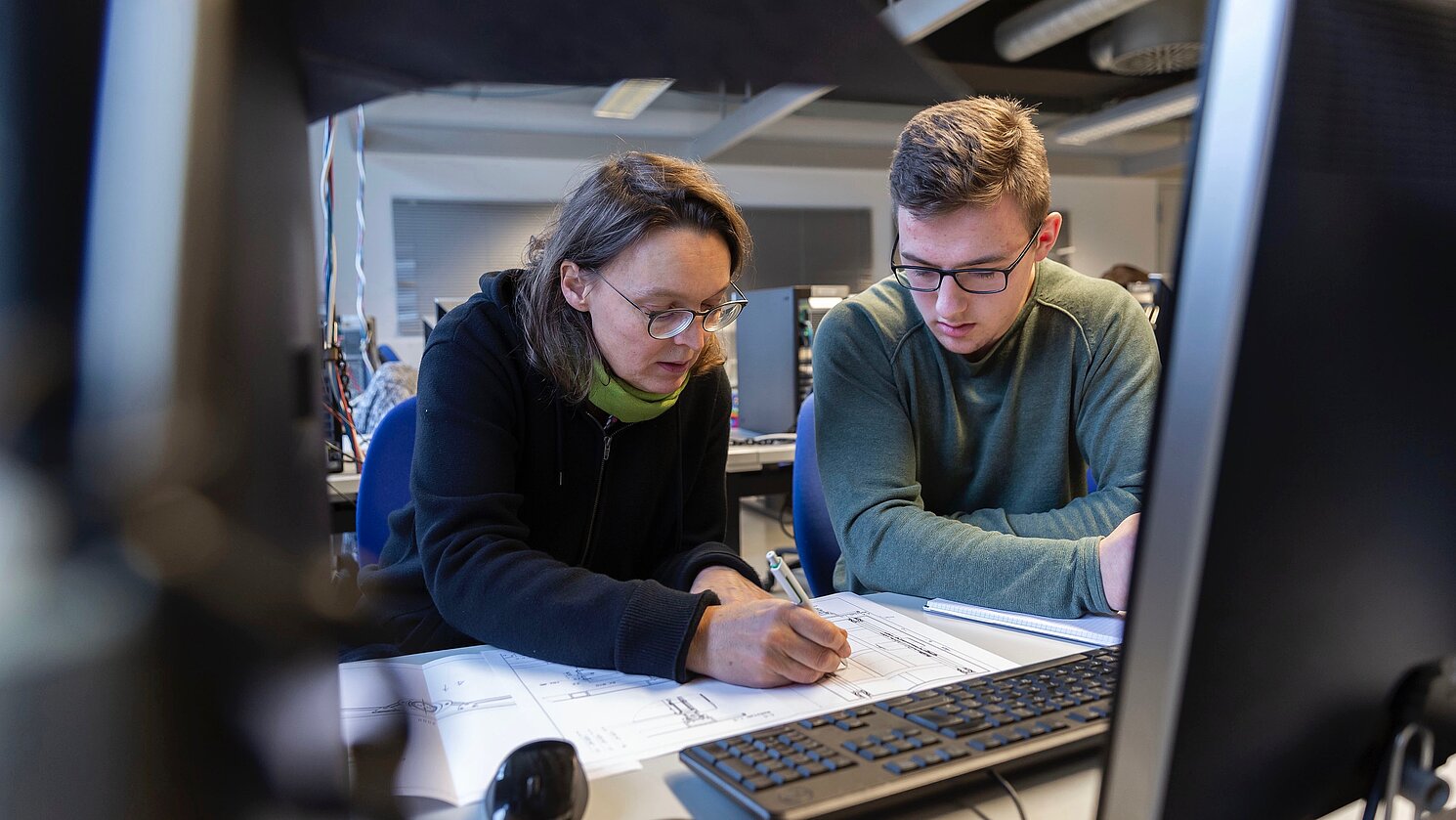 Prof. Dr. Ulrike Phleps von der Fakultät Maschinenbau geht im Modul „Konstruktion/CAD“ die Entwürfe der Studierenden einzeln mit ihnen durch.