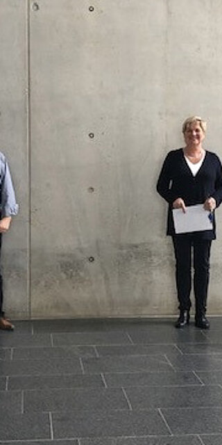 Von links: Der Studierendenvertreter der Fakultät Maschinenbau Johannes Wagner, der Dekan der Fakultät Prof. Dr. Ulrich Briem, die Preisträgerin Dr. Karin Herzog und der Studiendekan Prof. Dr. Andreas Wagner bei der Preisverleihung an der OTH Regensburg. 