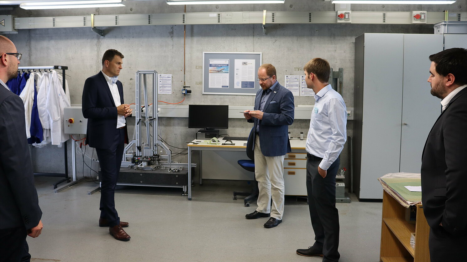 Prof. Dr. Ingo Ehrlich (3. von links) erläutert Besonderheiten in der Schadensanalyse an Bauteilen aus Faserverbundwerkstoffen. Von links: Andreas Kastenmeier, Thomas Memmel, Prof. Dr. Ingo Ehrlich, Jakob Gebhardt und Marco Siegl.