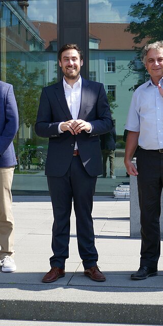 Marcel Kaspar (Mitte), ehemaliger Masterand der Fakultät Maschinenbau der OTH Regensburg, konnte seine Promotion erfolgreich abschließen.