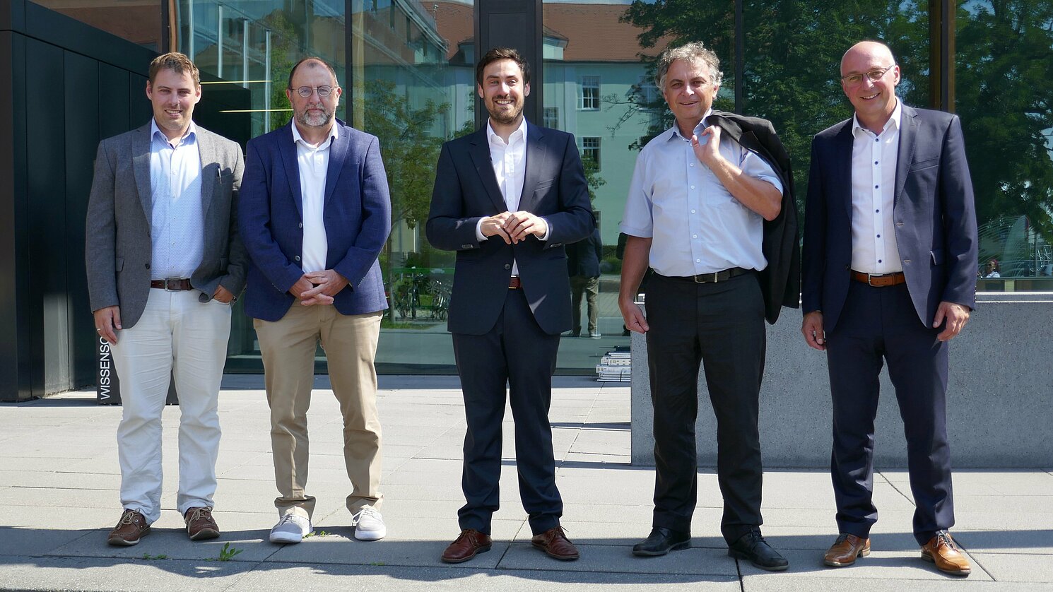 Marcel Kaspar (Mitte), ehemaliger Masterand der Fakultät Maschinenbau der OTH Regensburg, konnte seine Promotion erfolgreich abschließen.