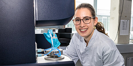 Studentin im Labor Biofluidmechanik bei der Untersuchung einer Probe