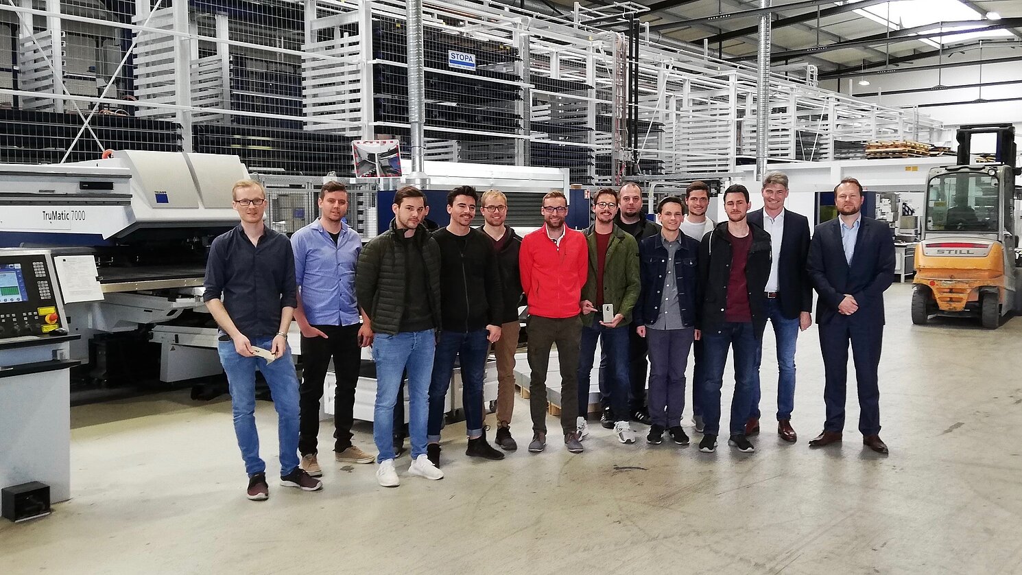 Studierende des Studiengangs Produktions- und Automatisierungstechnik von der OTH Regensburg bei ihrem Besuch der Firma "Silberhorn Blechtechnik" am Standort in Brunn mit Werksleiter Roland Meier (ganz rechts) und Prof. Dr.-Ing. Stefan Hierl (zweiter von rechts).
