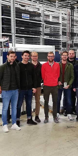 Studierende des Studiengangs Produktions- und Automatisierungstechnik von der OTH Regensburg bei ihrem Besuch der Firma "Silberhorn Blechtechnik" am Standort in Brunn mit Werksleiter Roland Meier (ganz rechts) und Prof. Dr.-Ing. Stefan Hierl (zweiter von rechts).