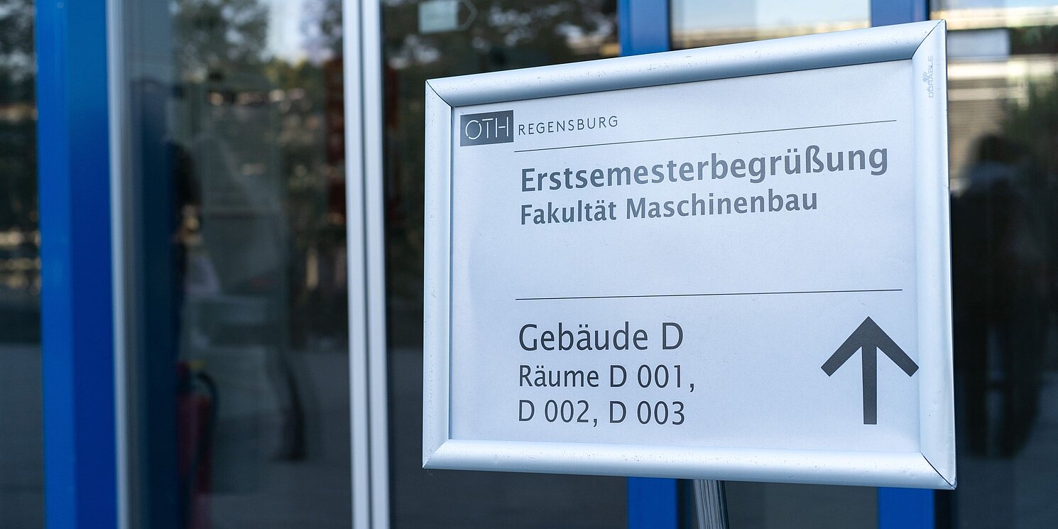 Die Einführungsveranstaltung für die neuen Studierenden der Fakultät Maschinenbau fand zeitgleich in drei Hörsälen statt. Foto: OTH Regensburg / Andreas Kilian