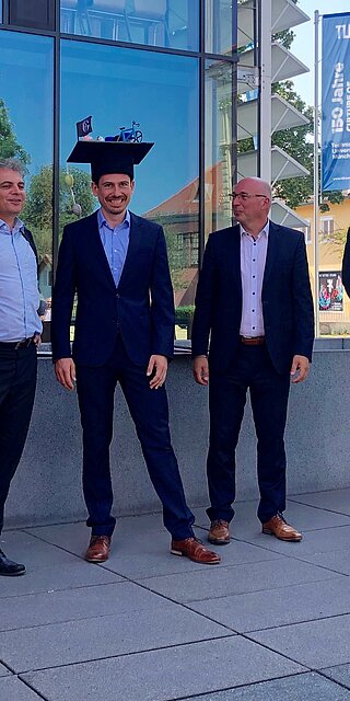 Alexander Koder (Mitte), ehemals Masterand der Fakultät Maschinenbau an der OTH Regensburg, freut sich über seine erfolgreich abgeschlossene Promotion. 