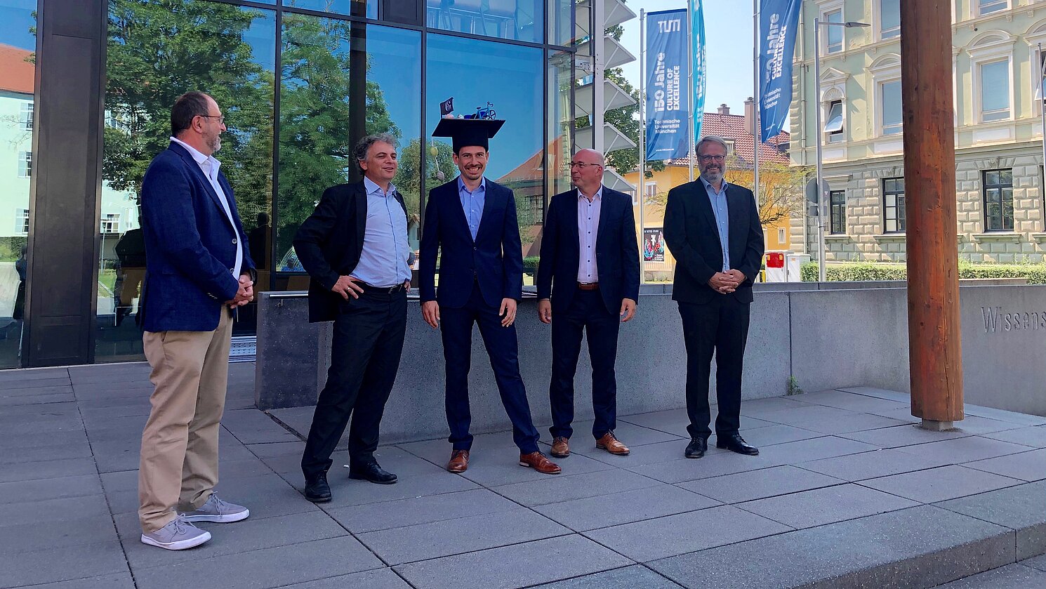 Alexander Koder (Mitte), ehemals Masterand der Fakultät Maschinenbau an der OTH Regensburg, freut sich über seine erfolgreich abgeschlossene Promotion. 