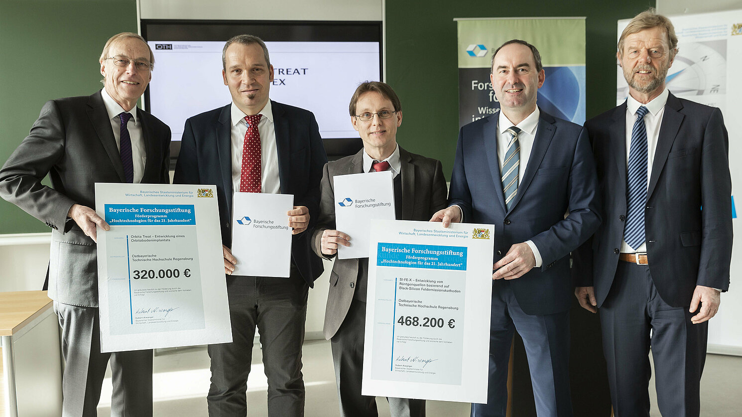 Übergabe der Förderbescheide an der OTH Regensburg (von links): Prof. Dr. Dr. h.c. Arndt Bode, Präsident der Bayerischen Forschungsstiftung, Prof. Dr. Thomas Schratzenstaller, Professor Dr. Rupert Schreiner, Bayerns Wirtschaftsminister Hubert Aiwanger und Prof. Dr. Wolfgang Baier, Präsident der OTH Regensburg. 