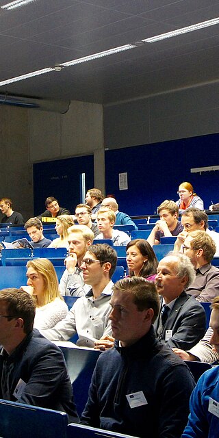 Die zahlreichen Zuhörerinnen und Zuhörer beim "Technik-Kolloquium Regensburg" im Oktober 2018 lauschten interessiert den Darstellungen des Referenten Oliver Müllerschön der Firma Trumpf.