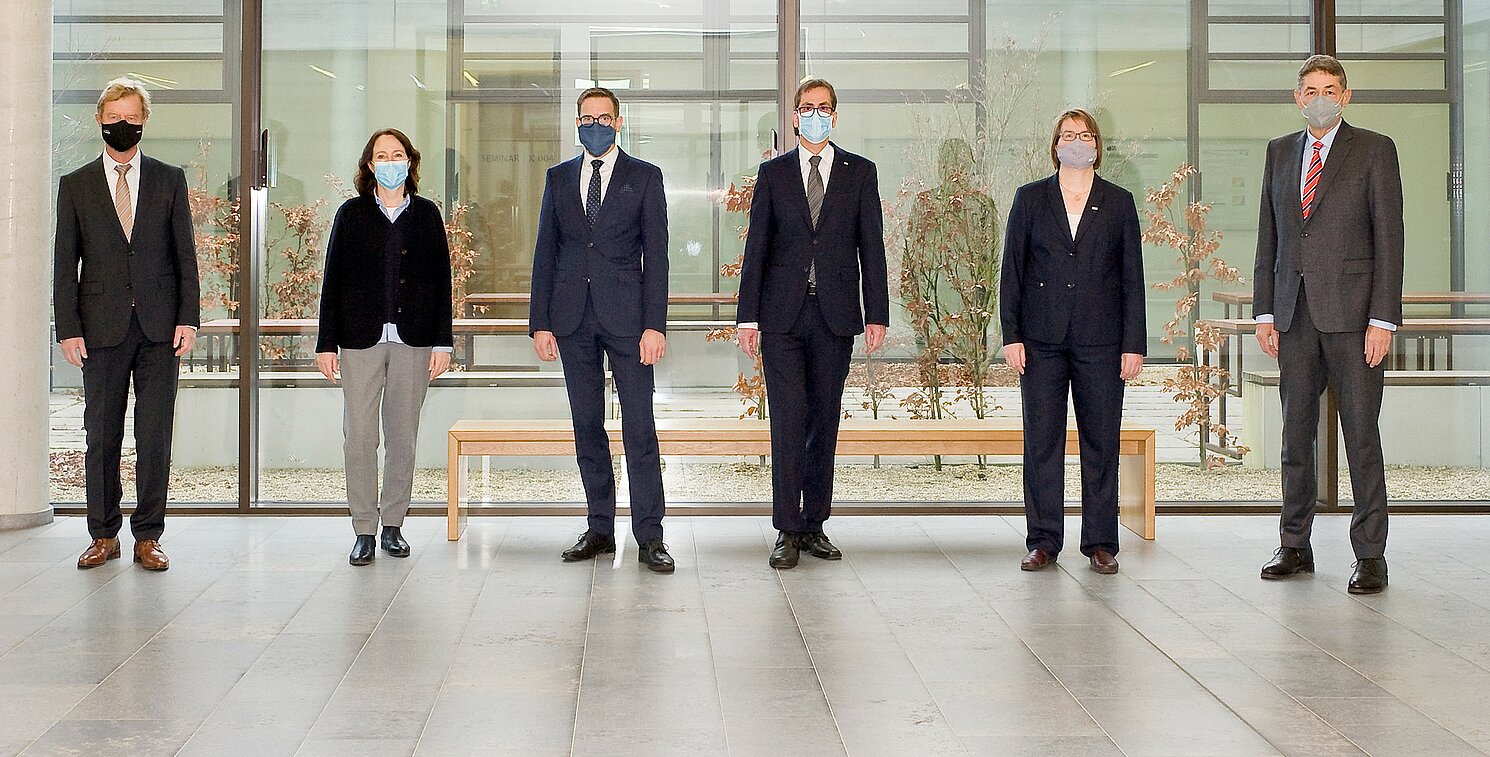 Präsident Prof. Dr. Wolfgang Baier (l.), Senatsvorsitzende Prof. Dr. Birgit Rösel (2.v.r.) sowie Hochschulratsvorsitzender Dr. Georg Haber (r.) gratulierten dem neuen Vizepräsidententrio (v.l.) Prof. Dr. Klaudia Winkler, Prof. Dr. Oliver Steffens und Prof. Dr. Ralph Schneider.