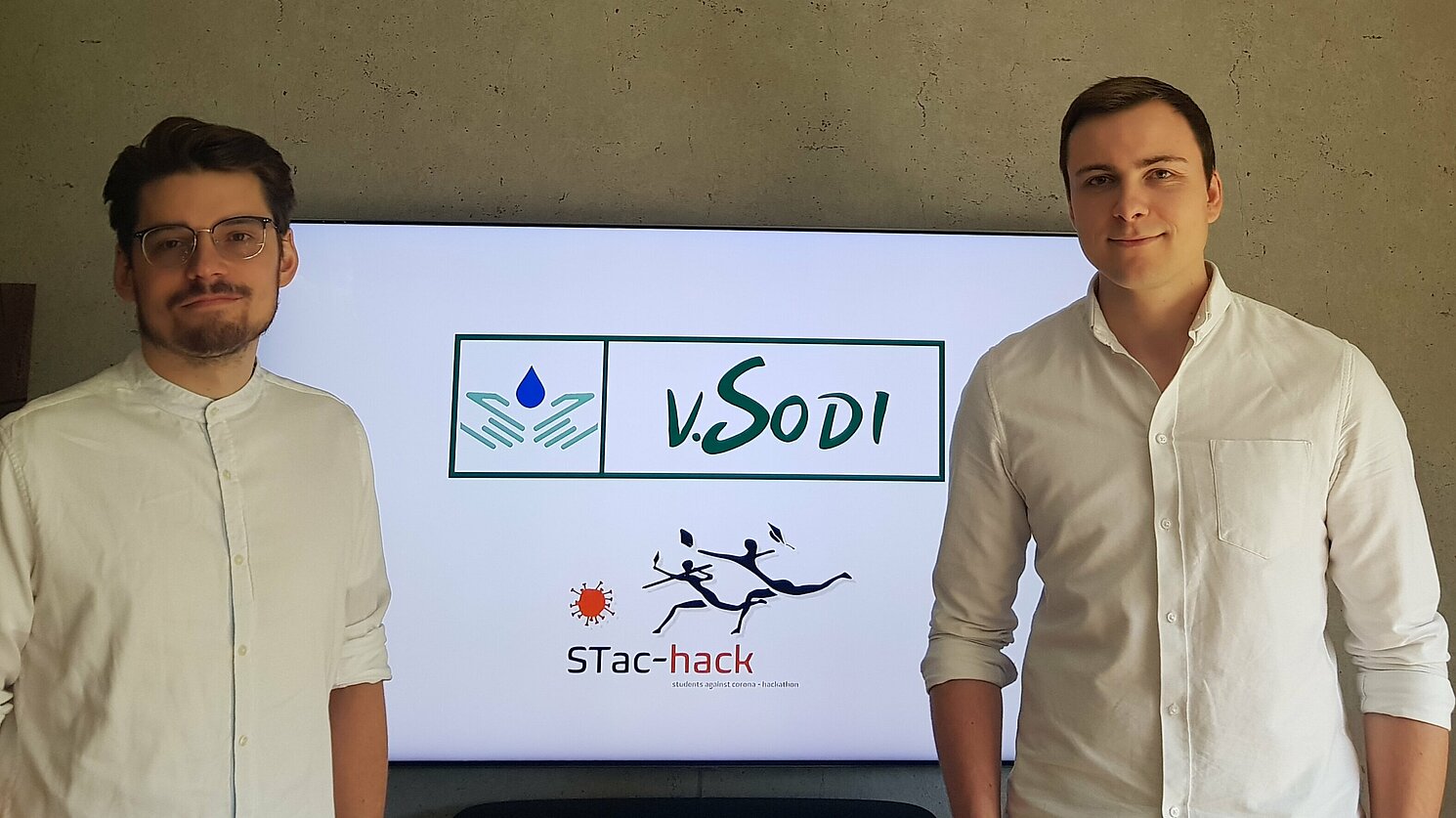 Die Gewinner des Digital-Hackathons STac-hack Karl Tschurtschenthaler und Sebastian Reindl mit ihrer Erfindung „v.Sodi“.