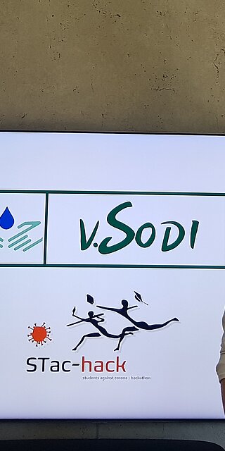 Die Gewinner des Digital-Hackathons STac-hack Karl Tschurtschenthaler und Sebastian Reindl mit ihrer Erfindung „v.Sodi“.