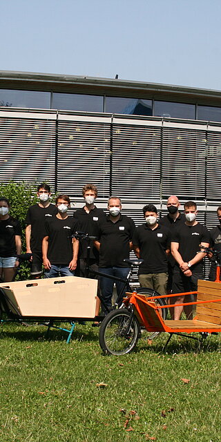 In Teamarbeit und mit Unterstützung der Professoren Dr. Thomas Schratzenstaller und Dr. Wolfram Wörner haben Studierende der Fakultät Maschinenbau im Sommersemester 2021 ein E-Lastenrad entwickelt.