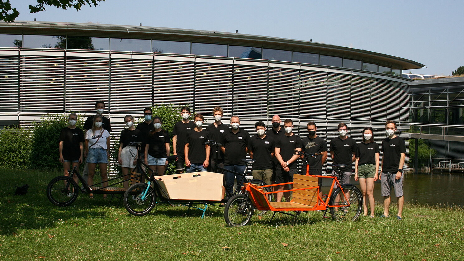 In Teamarbeit und mit Unterstützung der Professoren Dr. Thomas Schratzenstaller und Dr. Wolfram Wörner haben Studierende der Fakultät Maschinenbau im Sommersemester 2021 ein E-Lastenrad entwickelt.