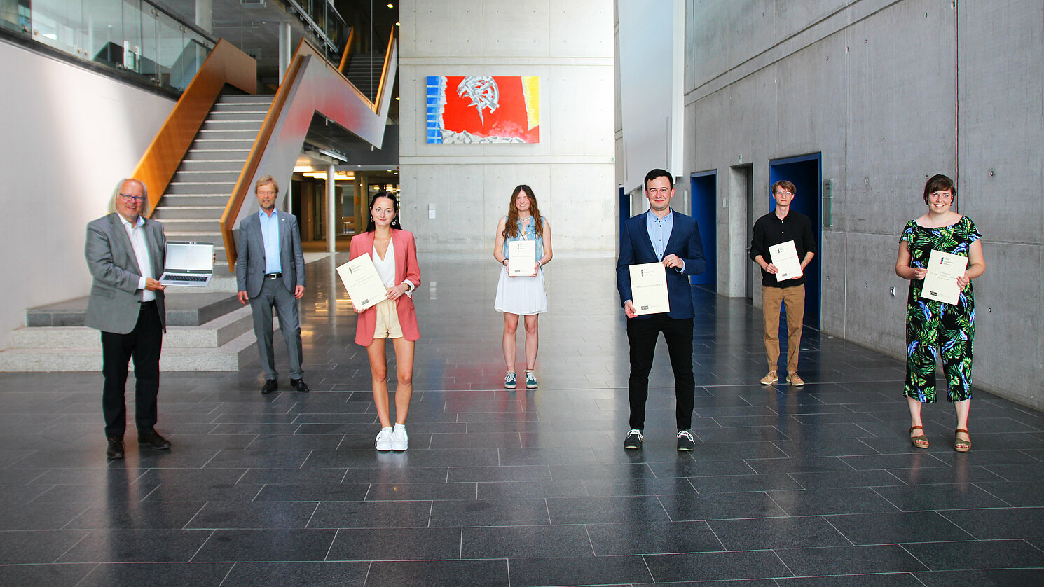 Josef-Stanglmeier- und Innovations-Preisverleihung an der OTH Regensburg: (von links) Johannes Paintl, Vorsitzender der Josef-Stanglmeier-Stiftung, und Prof. Dr. Wolfgang Baier, Präsident der OTH Regensburg, mit den Preisträger*innen Nicole Neumaier, Melanie Feigl, Philipp Flierl, Lucas Sabisch und Mareike Barthel.