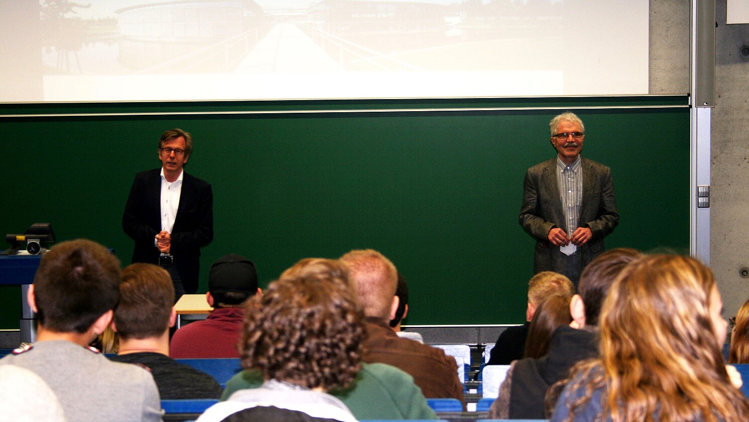 Von links: Prof. Dr. Otto Appel von der OTH Regensburg und Dr. Joachim Schulz von der Agentur für Arbeit stehen auch für Fragen der Schülerinnen und Schüler beim Orientierungstag Maschinenbau bereit.