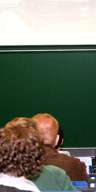 Von links: Prof. Dr. Otto Appel von der OTH Regensburg und Dr. Joachim Schulz von der Agentur für Arbeit stehen auch für Fragen der Schülerinnen und Schüler beim Orientierungstag Maschinenbau bereit.