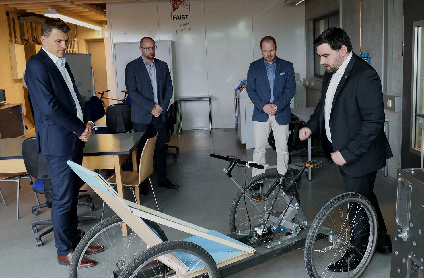 Marco Siegl (1. von rechts) stellt den Prototyp des von Studierenden neuentwickelten Leichtbau-Pedelecs vor. Von links: Thomas Memmel, Andreas Kastenmeier, Prof. Dr. Ingo Ehrlich, Marco Siegl.